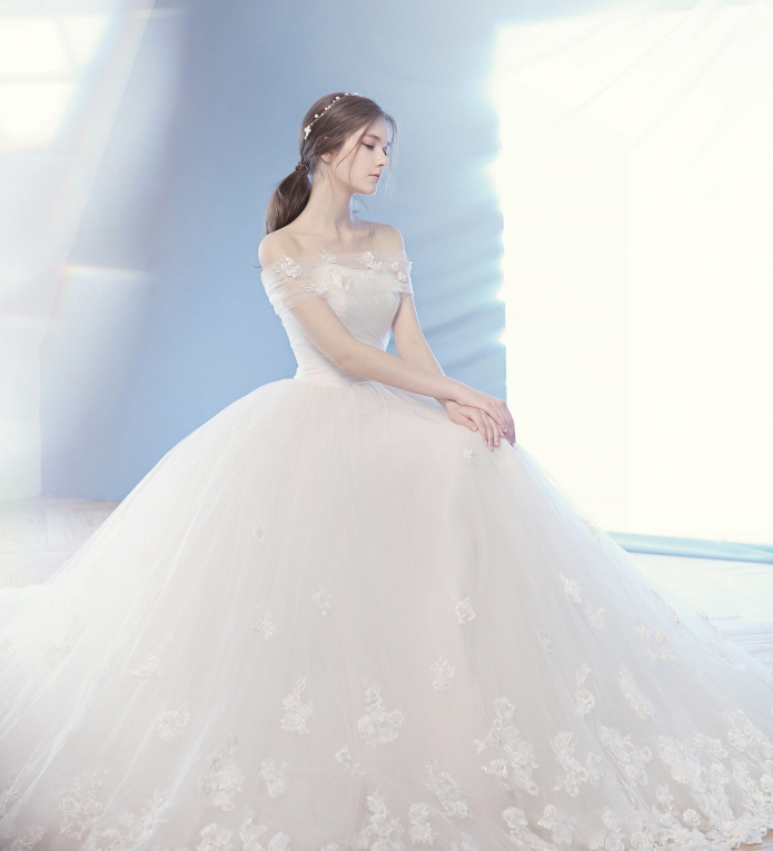 In love with this princess-worthy gown from Um Sposa featuring subtle florals and delicate lace!