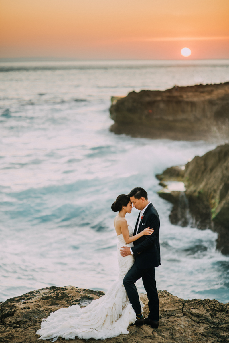 We’re fulfilling your wanderlust today! This sunset seaside wedding photo is about to give you some elegant magic! 