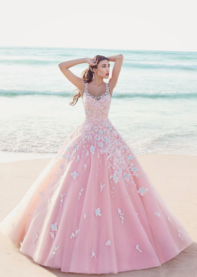 How sweet is this floral-inspired gown from Organza Al Ahmar? Say hello to your dream come true dress!