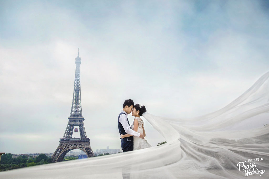 This Paris wedding photo right here will make you believe in love at first sight!