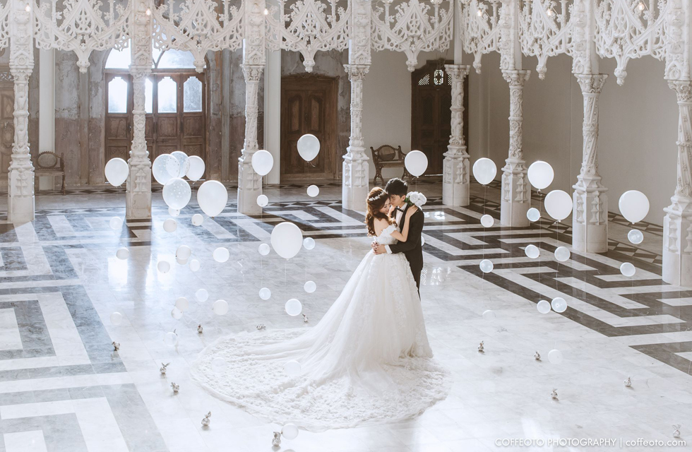Wow! This utterly romantic prewedding photo is a lovers dream!