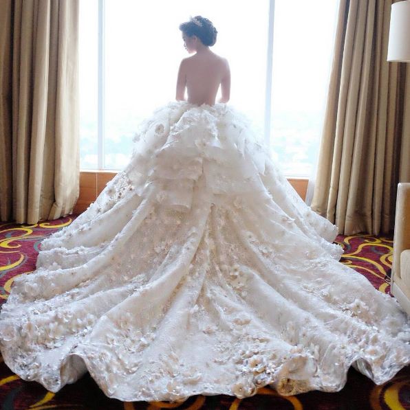 This dreamy bridal portrait is the definition of timeless elegance! 