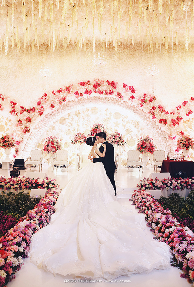 Wow. Just Wow! This dreamy wedding decor is a lovers dream! 
