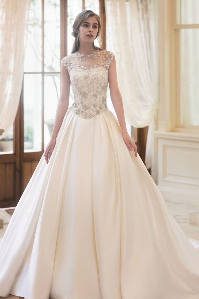 Modern and feminine, yet classic and detailed, this bridal gown from Sonyunhui is beyond incredible! 