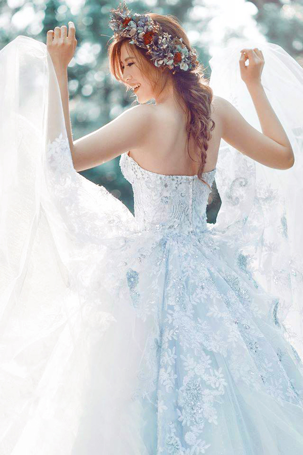 We love how the beautiful lace showers down like snow on this ice blue gown by Jenny Chou Wedding, how romantic!