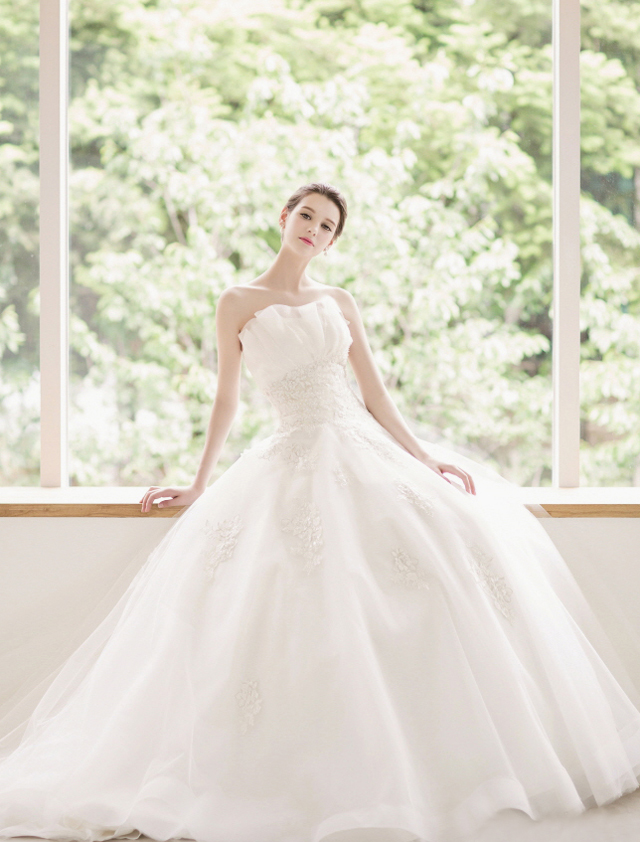We're graced with gorgeousness thanks to this classic stylish gown from Angelos Wedding!