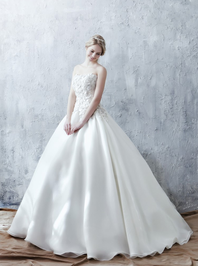 Timelessly elegant and dreamy, this wedding dress from Rian Marie is so incredibly beautiful!