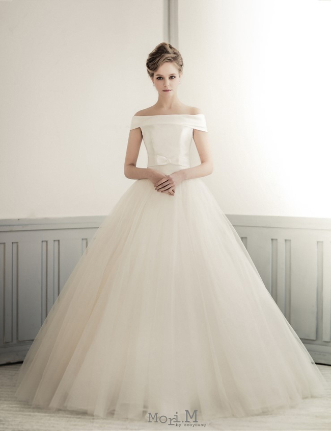Simple is beautiful! This classic gown from Mori M by Seoyoung is so graceful and charming!