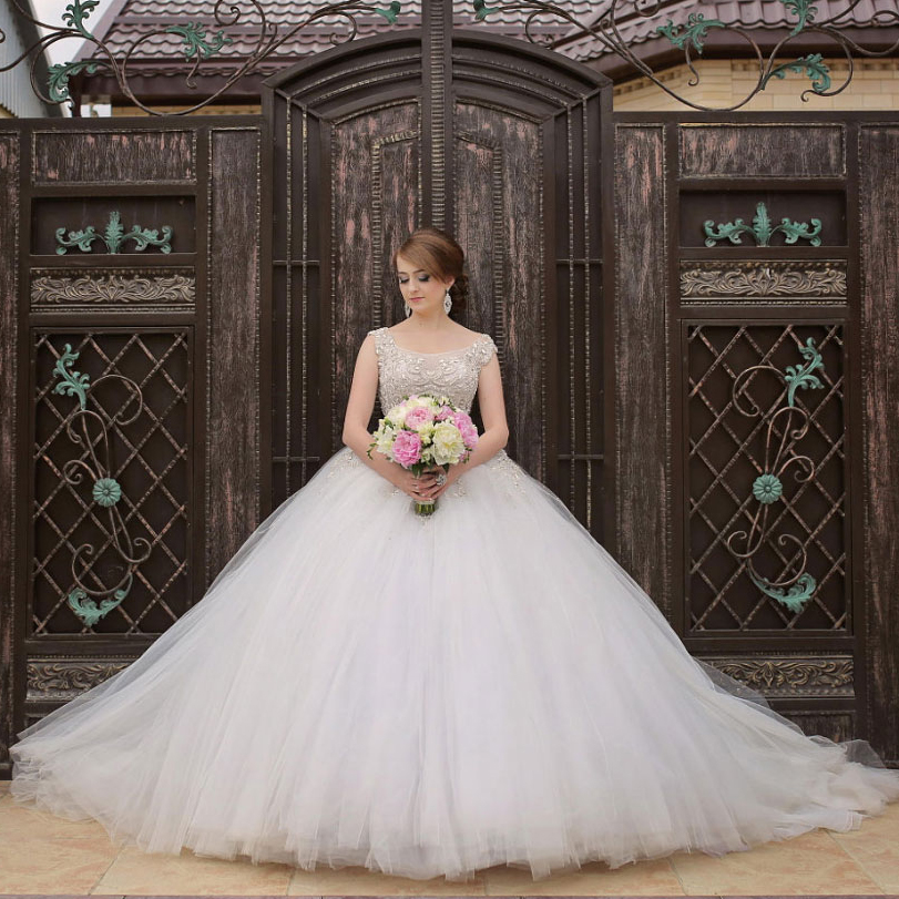 Utterly romantic bridal portrait with a touch of vintage flair overflowing with regal elegance.