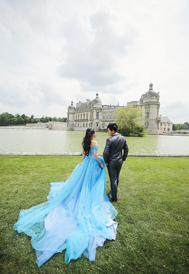 Romantic Paris pre-wedding photo featuring a charming blue gown!