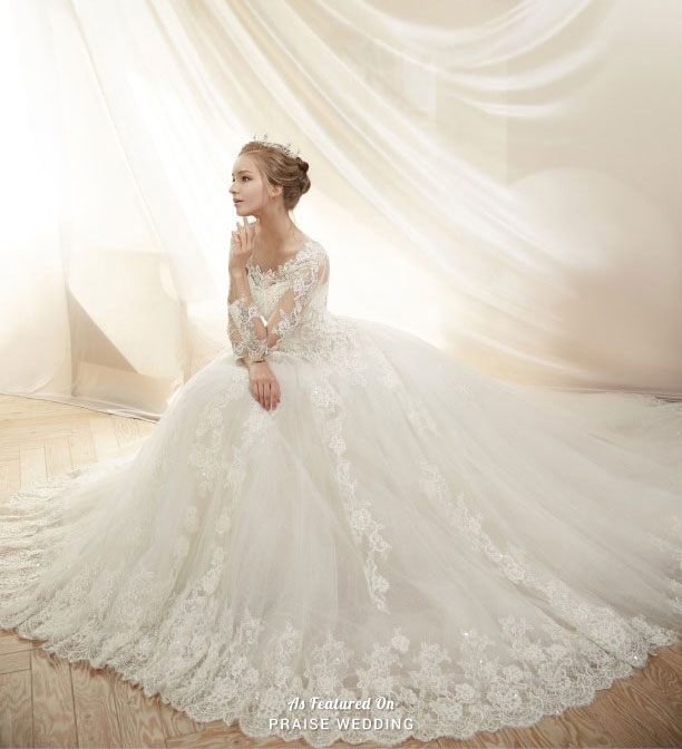 This vintage-inspired gown from Um Sposa featuring beautiful lace details has captivated us all!