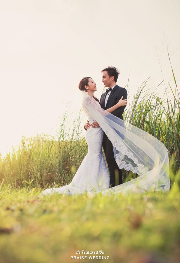 Wind-swept, sun-kissed romance is all we can think about after seeing this wedding photo!