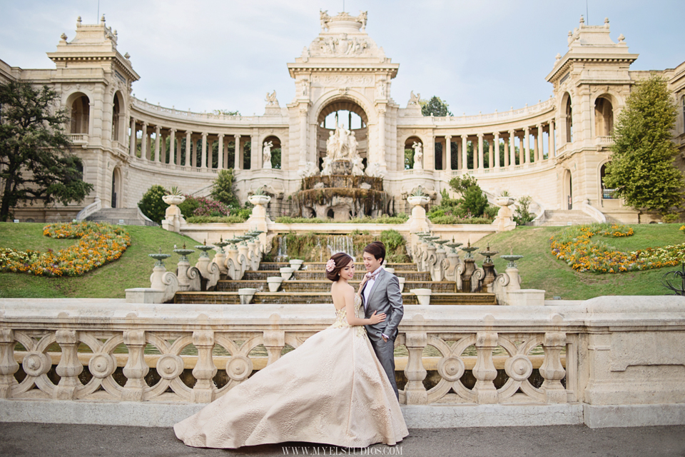 Romantic and enchanting pre-wedding photo captured at Palais Longchamp!