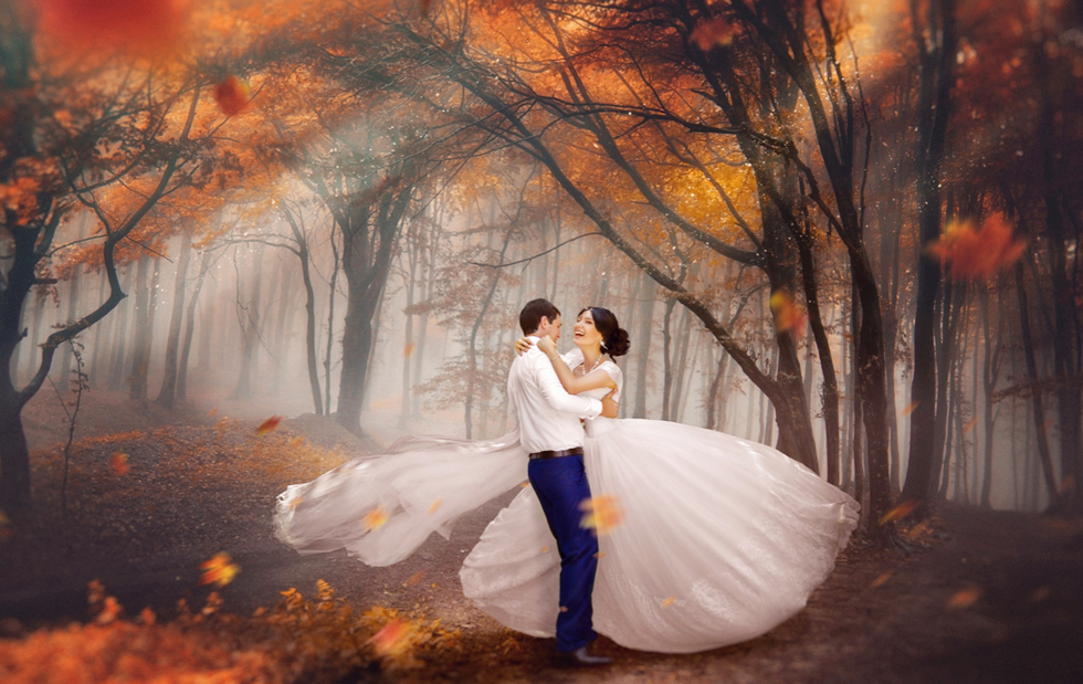 This wedding photo is the definition of an autumn fairy tale!