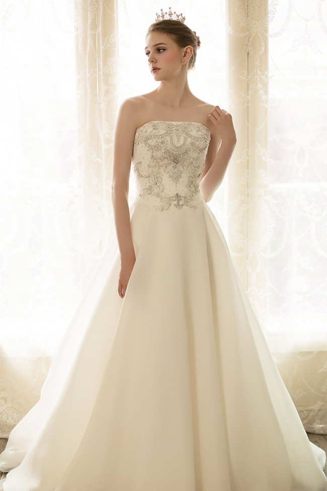Classic and feminine, yet detailed and unique, this timeless gown from Bonne Nouvelle is simply beautiful!