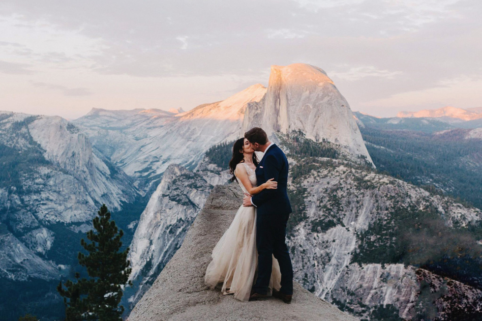 Utterly blown away by this romantic wedding photo with spectacular mountain view!