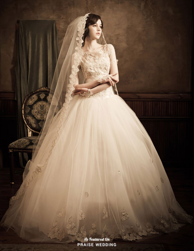 A beautiful vintage-inspired gown from Kim Hae Yeon Edel featuring unique golden leaf embroideries and a princess-worthy silhouette!