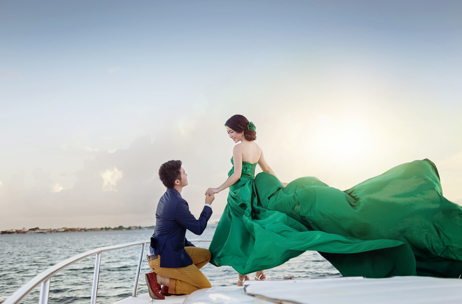 How romantic is this boat proposal featuring amazing ocean view and a killer emerald green dress? 
