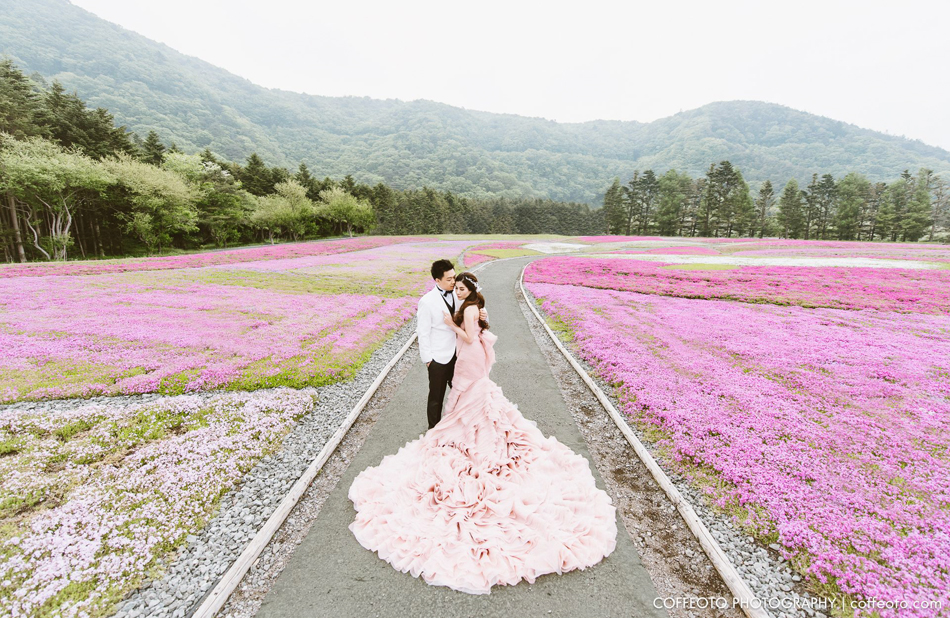A beautiful pink-done-right prewedding photo - everything about this photo is goals!
