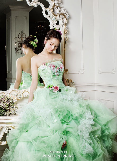 Lively, fresh, and oh so romantic! This floral gown from Sasaki Nazomi is a work of art! 