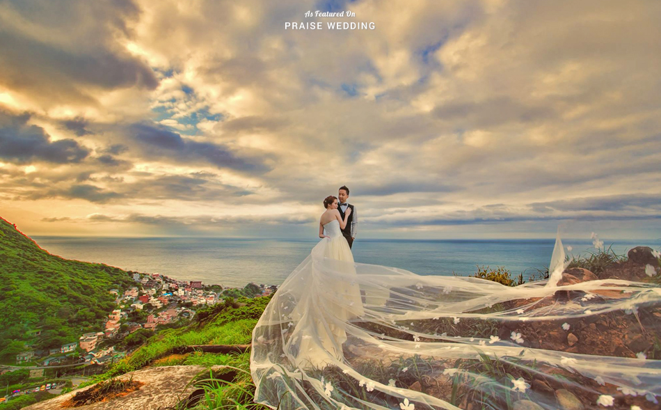 Utterly blown away by this artistic prewedding photo featuring breathtaking view!