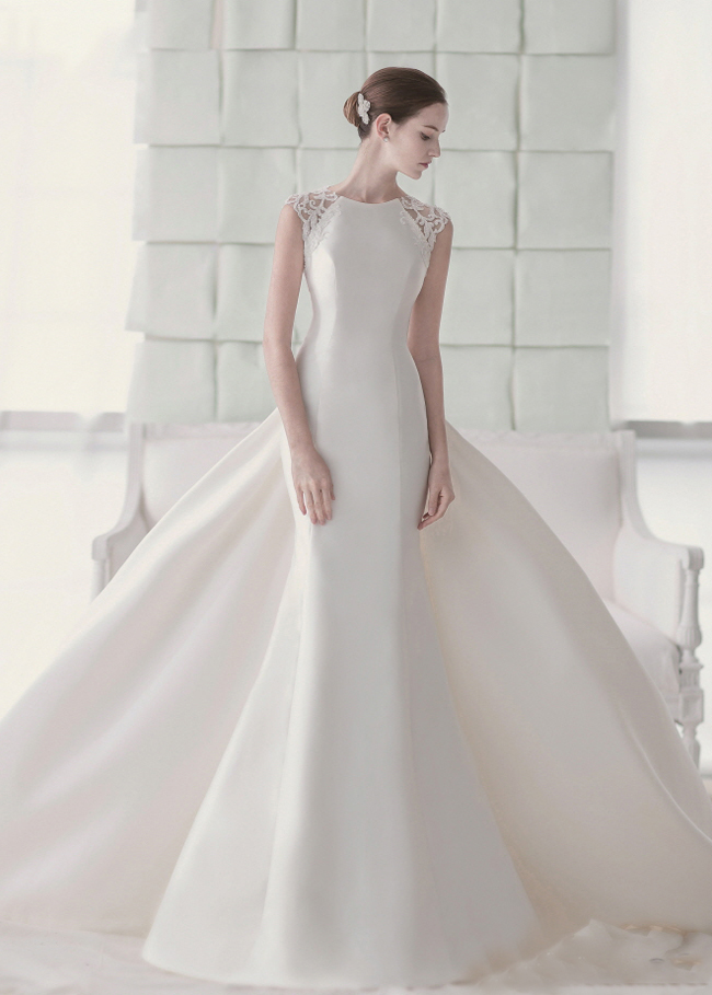 Blending modern silhouette with a timeless touch on the shoulder, this elegant gown from BJ Hestia Wedding has captivated us all!