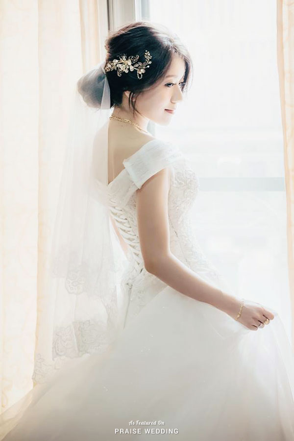 This bridal portrait is the definition of pure elegance!