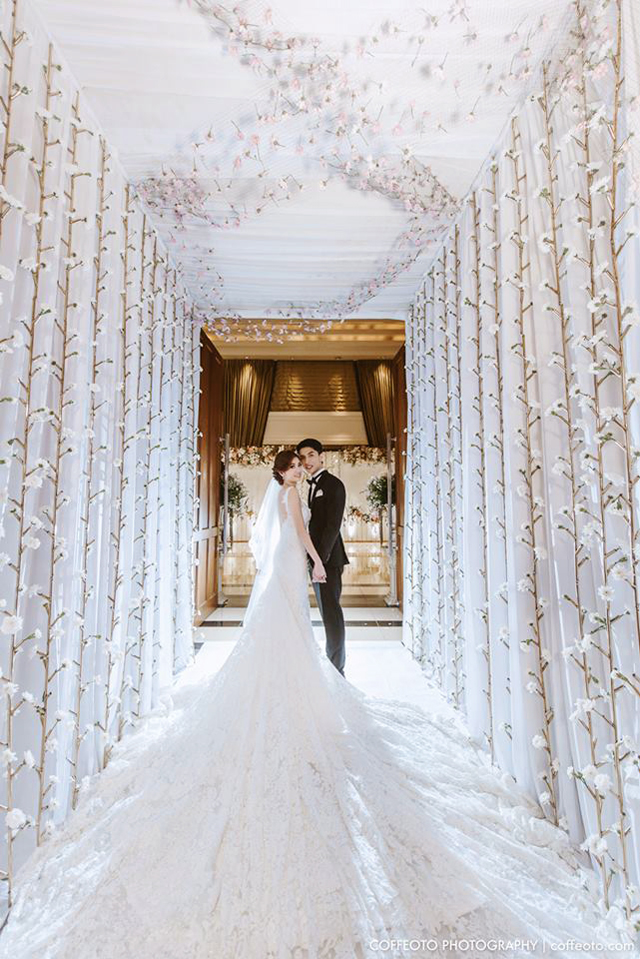Yes to this breathtaking wedding entrance setup! If white romance is your jam, then you're about to fall in love with this inspiration! 