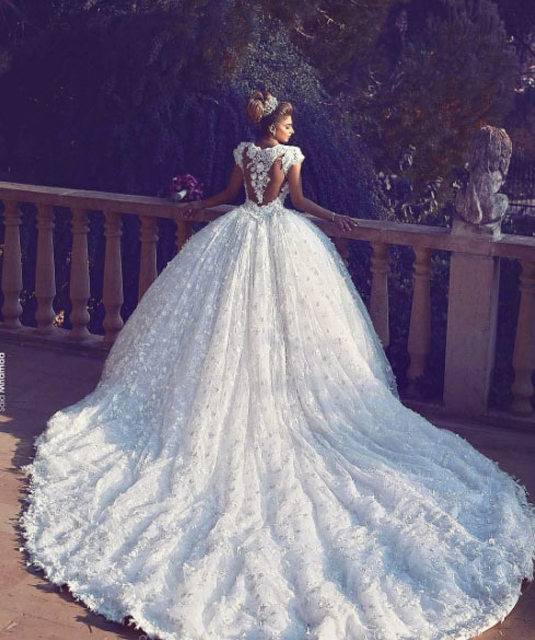 A jaw-droppingly beautiful silhouette combined with exquisite details, this wedding dress from Walid Shehab Haute Couture is fit for a queen!