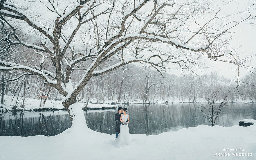 We are speechless over this winter prewedding photo! It's the definition of pure romance!