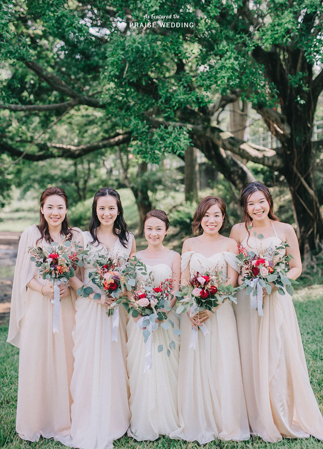 Don't forget to capture the beauty of your bridal party on the special day! In love with this elegant look!