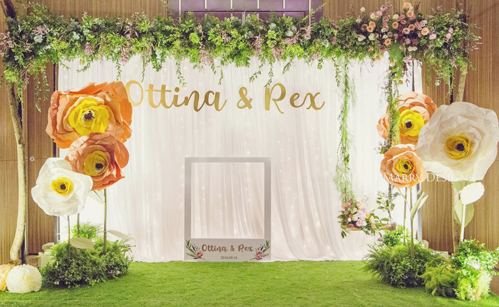 This beautiful wedding decor featuring giant florals and magical shiny backdrop is like a fairy tale come true!