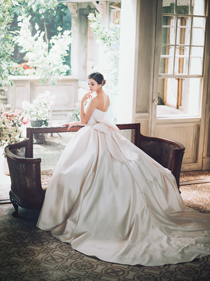 Beautiful royalty-inspired gown from Jeongkyungok featuring structure and classic elegance!