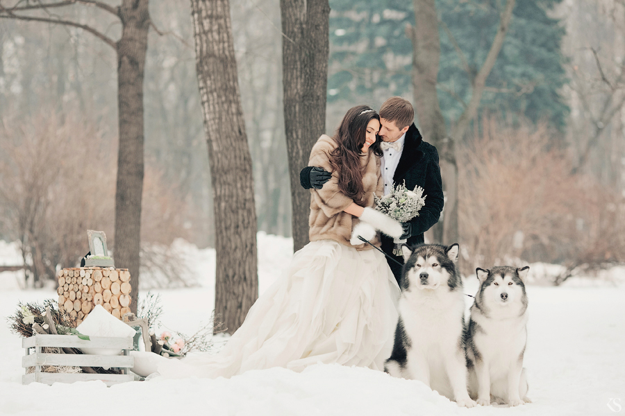 This utterly romantic (and oh so adorable) wedding photo in the snow has totally made our day!