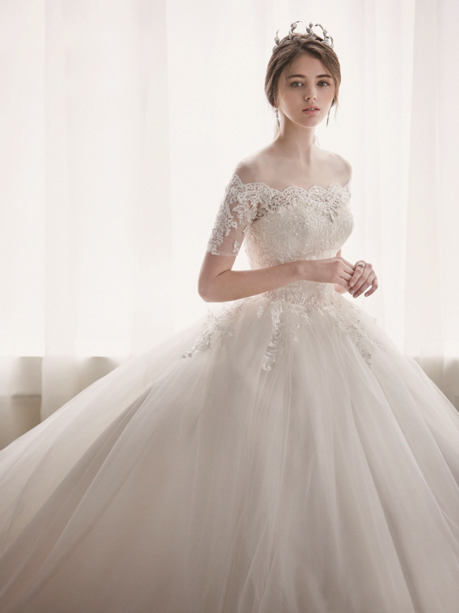Romantic princess-worthy gown from Bridal Suji featuring delicate lace details!