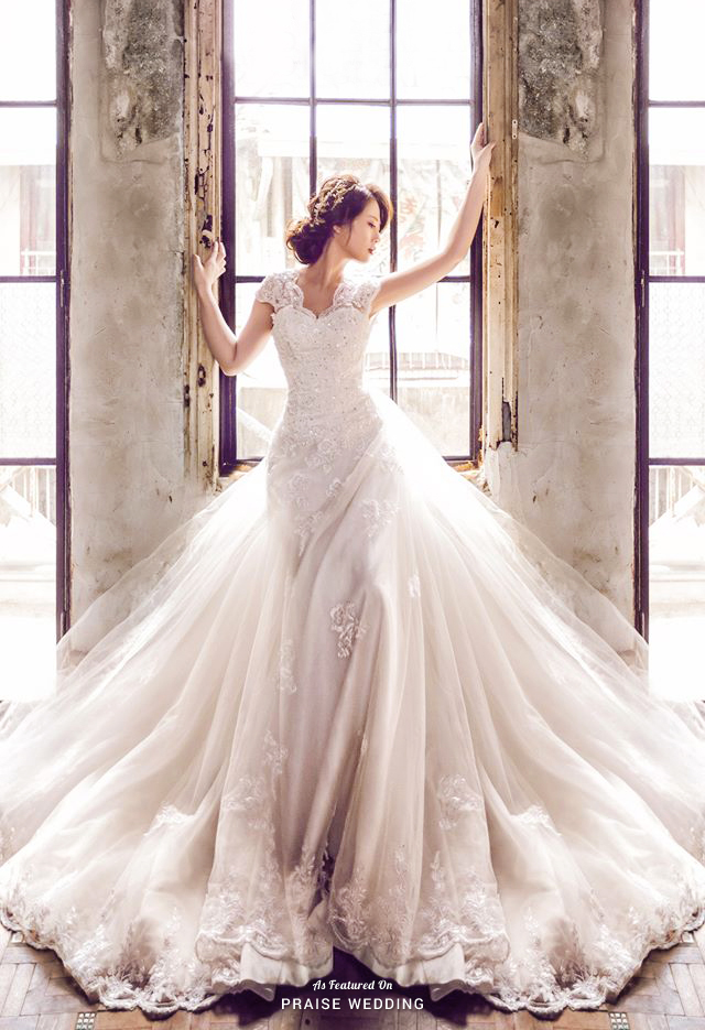 This fashion-forward bridal portrait is so incredibly breathtaking!