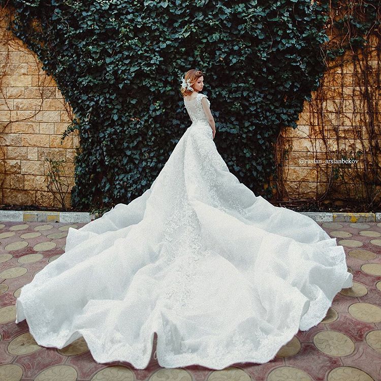 Statement-making bridal portrait overflowing with romance!