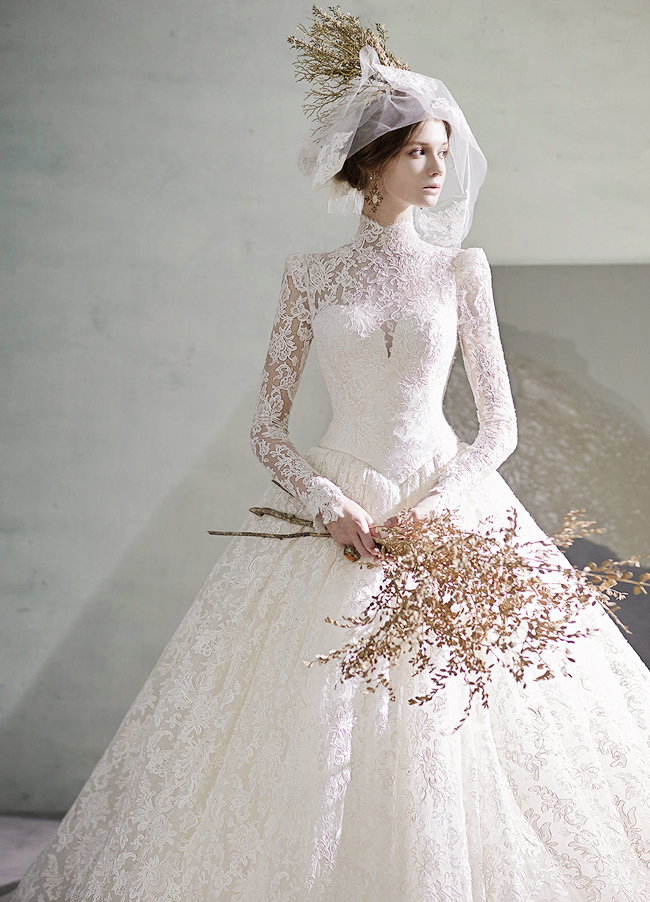 This timeless vintage-inspired laced wedding dress from Eileen Couture is beyond incredible! 