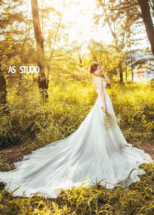 Graceful, sophisticated, and effortlessly beautiful, this bridal look is so stunning!