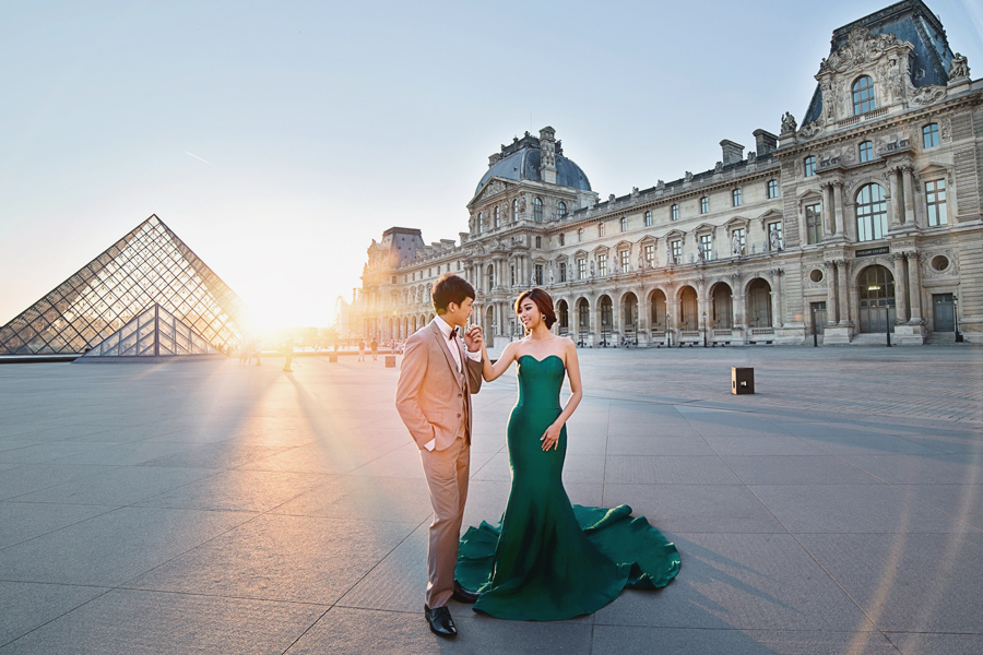 A super chic couple and their stylish chic prewedding photo in Paris!