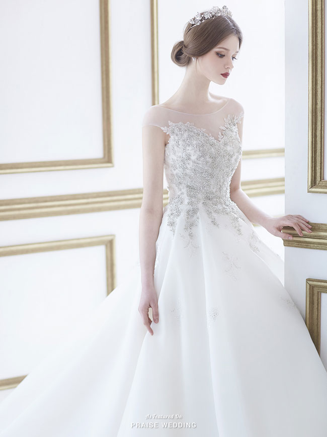 This chic wedding dress from Monetteare is enchanting us with glamour and romance!