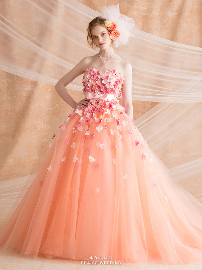 Blending lively three-dimensional floral appliques with a romantic girly color, this tulle gown from TuNoah Wedding has captivated us all! 