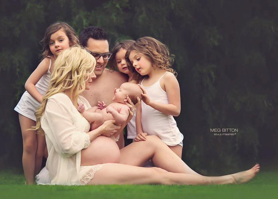 How adorable is this angelic family photo? Cutest maternity session ever! 