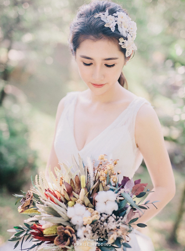 Everything about this photo, from the elegant vintage-inspired bridal look to the free-spirited rustic bouquet, is goals!
