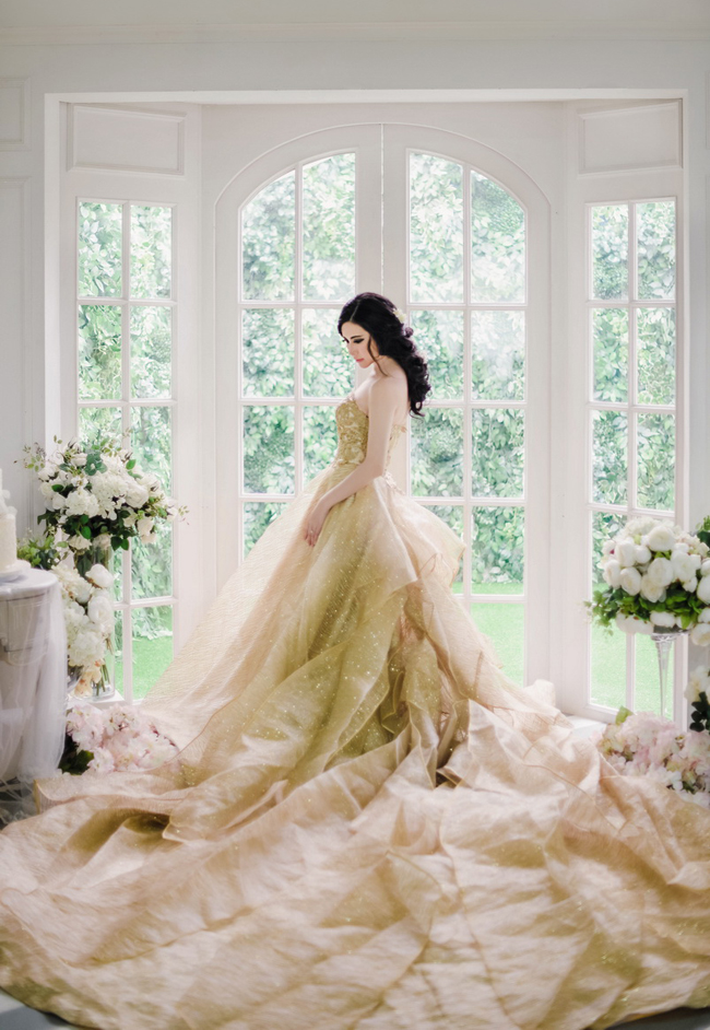 Just wow! This bridal portrait featuring a stunning golden gown is about to give you some glamorous magic!
