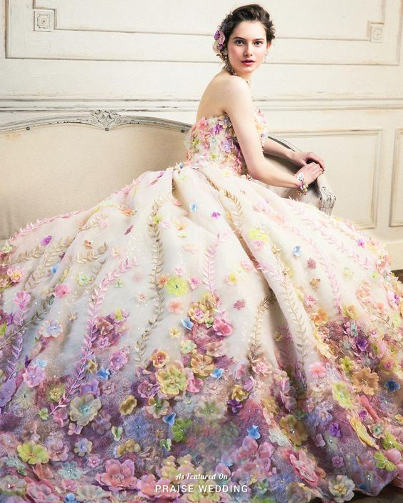 Splendidly romantic and incredibly detailed, we simply can't resist this gorgeous floral gown from Yumi Katsura! 