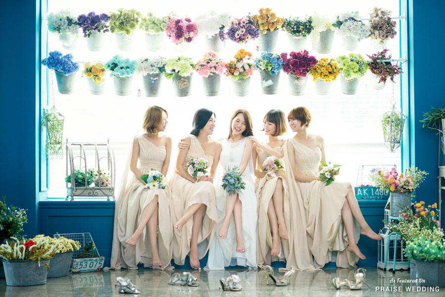 How adorable is this playful chic bridal party portrait! 