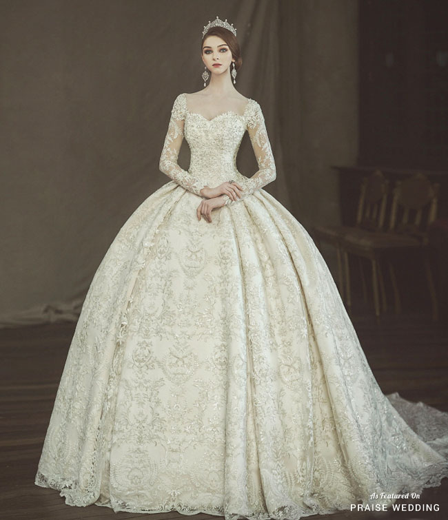 This vintage-inspired laced gown from Clara Wedding is enchanting us with regal romance!