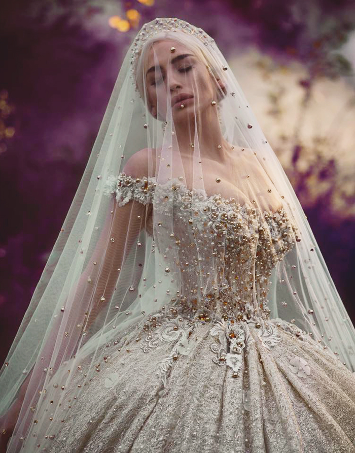 Everything about this statement-making bridal portrait is absolutely gorgeous!