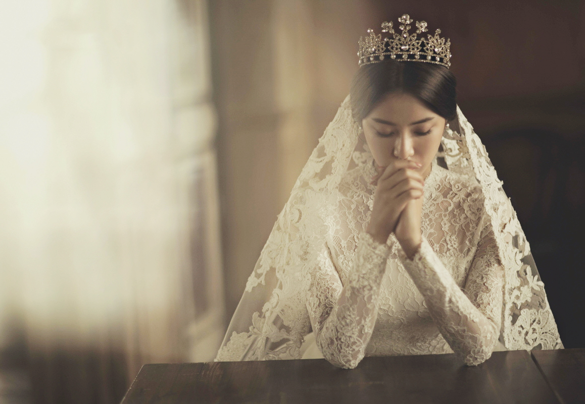 Crown me with your love and glory! In love with every beautiful detail of this classic bridal portrait!